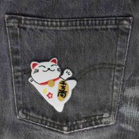 Patch lucky cat Maneki Neko lying down white embroidered patch