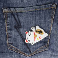 Patch lucky cat Maneki Neko lying down white embroidered patch
