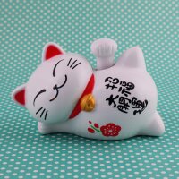Glückskatze - Maneki-neko - Winkekatze Solar liegend - weiss