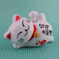 https://www.winkekatzen-shop.de/media/image/product/5915/sm/glueckskatze-maneki-neko-winkekatze-solar-liegend-weiss~8.jpg